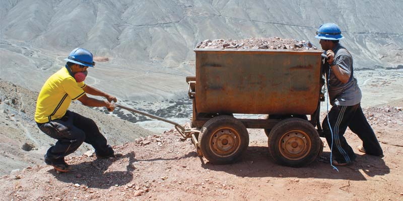 Sacando mineral de desecho la mina de Aurelsa-1330