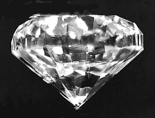 Round diamond with excess weight, which looks smallfor its weight face-up.