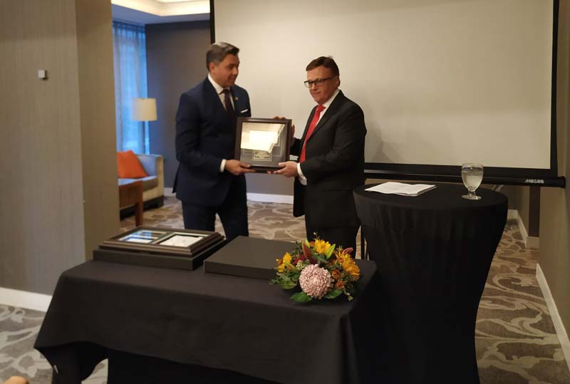 Giovanni Vaccaro accepts the 2019 Chairman’s Award from Marco Miserendino, chair of the Canadian Jewellers Association (CJA).