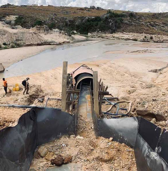 Mining operations at the Swiss Bank—the dirt enters through the top and is then filtered and washed.