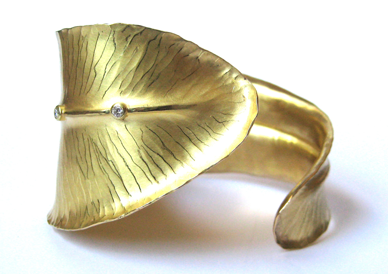 Figure 8: 18-karat gold ‘Feather Bypass’ cuff by Alexandra Hart. Photo by Alexandra Hart