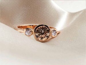 Figure 6: Rose gold is one of the best ways to accentuate the pink nuances in champagne and brown diamonds.