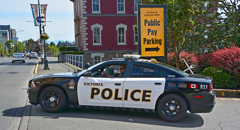 A man suspected of robbing a Victoria jewellery store whilst armed with a hammer has been arrested.