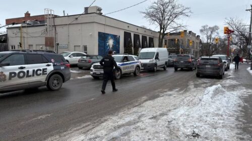 Officers surrounding jewellery store.